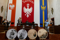 Galeria składająca się ze zdjęć z uroczystego spotkania z okazji 100. rocznicy III Powstania Śląskiego z udziałem wojewody śląskiego i wojewody opolskiego/fot. B. Szwedowski