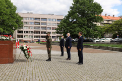 Złożenie wieńca pod pomnikiem Józefa Piłsudskiego /fot. A. Księżnik/