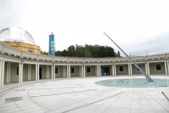 Otwarcie Planetarium w Chorzowie - dziedziniec Planetarium /fot. A. Księżnik/