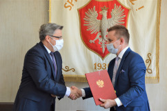 Podpisanie umów z samorządami w powiecie myszkowskim na dofinansowania na drogi oraz przewozy autobusowe 