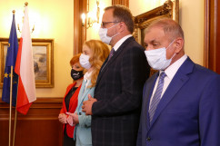 Wręczenie czeków w ramach programu 