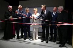 Otwarcie Panteonu Górnośląskiego - uroczyste przecięcie wstęgi /fot. A. Księżnik/