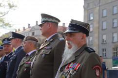 Wspólnie świętujemy Dzień Flagi Rzeczypospolitej Polskiej - przedstawiciele służb mundurowych uczestniczący w uroczystości /fot. K.Szczepanek/