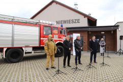 Briefing prasowy dot. przyjęcia uchodźców z Ukrainy w siedzibie OSP w Niewieszach - Wojewoda Śląski, Komendant Wojewódzki PSP, Starosta Gliwicki, Wójt Gminy Rudziniec przed siedzibą OSP /fot. A. Księżnik/