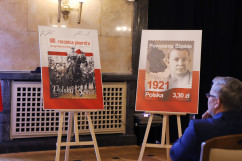 Obchody Narodowego Dnia Powstań Śląskich - po lewej: znaczek pocztowy z okazji 100. rocznicy powrotu Górnego Śląska do Polski. Po prawej: znaczek pocztowy z okazji powstania śląskiego w 1921 roku /fot. ŚUW/