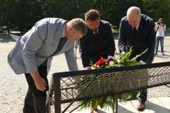 Uroczystości z okazji 102. rocznicy wybuchu I Powstania Śląskiego. Delegacja składa wieniec pod Pomnik Powstańców Śląskich/foto: A. Księżnik