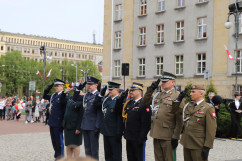 Obchody 231. rocznicy uchwalenia Konstytucji 3 maja - służby mundurowe przed Pomnikiem Wojciecha Korfantego  /fot. ŚUW/