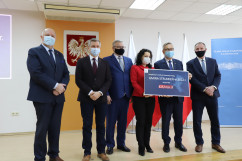 Uroczystość wręczenia symbolicznych promes w ramach RFRD/fot. K. Szczepanek/ - wspólne zdjęcie uczestników uroczystości wraz z  burmistrzem gminy Strumień Anną Grygierek.