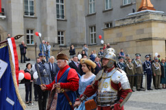 Obchody 231. rocznicy uchwalenia Konstytucji 3 maja - uczestnicy obchodów podczas defilady /fot. ŚUW/