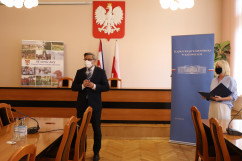 Uroczystość podpisania umów na realizację inwestycji w ramach Rządowego Funduszu Rozwoju Dróg oraz programu Senior+ /fot. A. Księżnik/