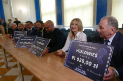Galeria zdjęć z uroczystego przekazania czeków na realizację inwestycji drogowych w ramach Funduszu Dróg Samorządowych/fot. ŚUW