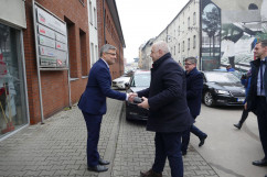 Fotogaleria składająca się z dwóch zdjęć ze spotkania wicepremiera, ministra aktywów państwowych Jacka Sasina z zarządem i związkowcami Polskiej Grupy Górniczej/fot. A. Kucharzewska