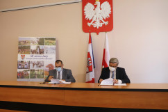 Uroczystość podpisania umów na realizację inwestycji w ramach Rządowego Funduszu Rozwoju Dróg oraz programu Senior+ /fot. A. Księżnik/