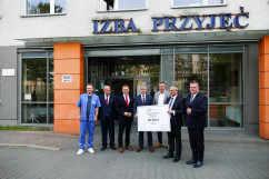 Podpisanie umów na wymianę akceleratora i zakup karetek dla województwa śląskiego /fot. B. Półrolnik/