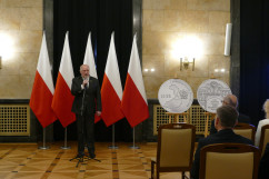 Wicewojewoda śląski Jan Chrząszcz przemawia podczas prezentacji monety NBP z okazji setnej rocznicy powrotu części Górnego Śląska do Polski /foto: ŚUW
