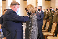 Uroczystość wręczenia odznaczeń państwowych - wręczenie odznaczenia przez Wicewojewodę Śląskiego /fot. B. Półrolnik/