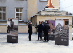 Dyrektor IPN w Katowicach Andrzej Sznajder udziela wywiadu przed rozpoczęciem uroczystości./fot. A. Herz/
