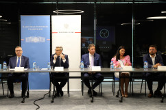 Polsko-Ukraińskie Forum Pracy - prezentacja wojewody śląskiego Jarosława Wieczorka fot. A. Księżnik