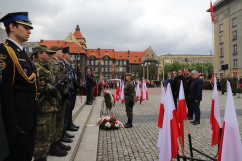 Delegacja składa wieniec pod pomnikiem Wojciecha Korfantego/foto: ŚUW