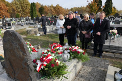 Złożenie kwiatów i zniczy przez II Wicewojewodę Śląskiego /fot. B. Półrolnik/