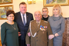 Odznaczenie ppor. Leonarda Mioduszewskiego Medalem Stulecia Odzyskanej Niepodległości /fot. B. Półrolnik/