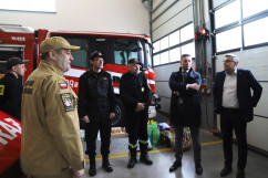 Wizyta Wojewody Śląskiego w siedzibie OSP Rybnik-Kamień - Wojewoda Śląski z Prezydentem Rybnika i przedstawicielami straży pożarnej /fot. A. Księżnik/