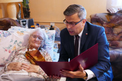 Galeria zdjęć ze spotkania wojewody Wieczorka z 112-letnią solenizantką /fot. A. Kucharzewska/