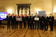 Konferencja prasowa dotycząca Programu Inwestycji Strategicznych - wspólne zdjęcie uczestników konferencji /fot. A. Księżnik/