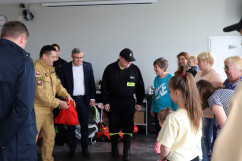 Wizyta Wojewody Śląskiego w siedzibie OSP Rybnik-Kamień - spotkanie z uchodźcami /fot. A. Księżnik/