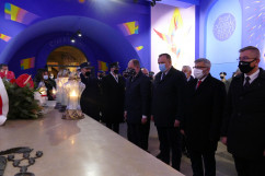 Złożenie kwiatów i zniczy i krypcie katowickiej Archikatedry /fot. A. Kucharzewska/