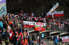 Fotogaleria składająca się z kilkudziesięciu zdjęć z Pucharu Świata w skokach narciarskich w Wiśle z udziałem Pary Prezydenckiej / foto: A. Karendał