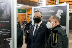 Uroczystości upamiętniające górników strajkujących w kopalni „Piast” - Prezydent RP podczas oglądania okolicznościowej wystawy /fot. B. Półrolnik/