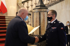 Wicewojewoda wręcza dyplom komendantowi wojewódzkiemu Policji/fot. I. Matuszewska