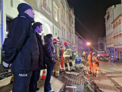 Wojewoda i strażacy na miejscu zdarzenia// Fot. st.ogn. Michał Fielek KP PSP w Cieszynie, asp. Damian Golański KW PSP Katowice, asp. Mateusz Kaczmarek  KP PSP w Wodzisławiu Śląskim/