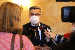 Indywidualna wypowiedź wojewody śląskiego J. Wieczorka dla dziennikarzy /fot. A. Księżnik/