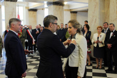 Fotogaleria zawiera zdjęcia z uroczystości wręczenia orderów i odznaczeń państwowych, które w imieniu Prezydenta RP wręczył wojewoda Jarosław Wieczorek w asyście II wicewojewody Mariusza Trepki. Odznaczenia odebrały osoby zasłużone w różnych dziedzinach życia społecznego, działalności  kulturalnej, charytatywnej oraz pracy zawodowej. Uroczystość uświetnił występ orkiestry Komendy Wojewódzkiej Policji w Katowicach oraz artystów Zespołu Pieśni i Tańca Śląsk.