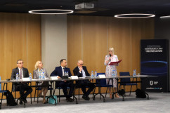 Polsko-Ukraińskie Forum Pracy - rozpoczęcie konferencji przez rzecznika prasowego wojewody Alinę Kucharzewską fot. A. Księżnik