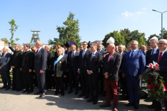 Obchody 41. rocznicy podpisania Porozumienia Jastrzębskiego - uczestnicy obchodów pod pomnikiem /fot. A. Księżnik/