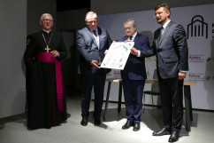 Otwarcie Panteonu Górnośląskiego - wspólne zdjęcie wicepremiera Piotra Glińskiego, marszałka województwa Jakuba Chełstowskiego, prezydenta Katowic Marcina Krupy i arcybiskupa Wiktora Skworca /fot. A. Księżnik/