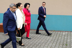 Wizyta w OSP w Zendku - premier Mateusz Morawiecki z parlamentarzystkami i wojewodą Jarosławem Wieczorkiem /fot. A. Księżnik/