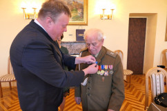 Odznaczenie ppor. Leonarda Mioduszewskiego Medalem Stulecia Odzyskanej Niepodległości /fot. B. Półrolnik/