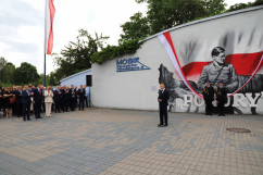 Odsłonięcie muralu kapitana Kurpińskiego w Myszkowie - przemówienie starosty myszkowskiego Piotra Kołodziejczyka /fot. A. Księżnik/