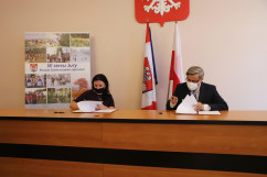 Uroczystość podpisania umów na realizację inwestycji w ramach Rządowego Funduszu Rozwoju Dróg oraz programu Senior+ /fot. A. Księżnik/