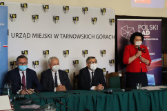 Uroczystość podpisania umów na realizację inwestycji w ramach rządowych programów w Tarnowskich Górach /fot. A. Księżnik/