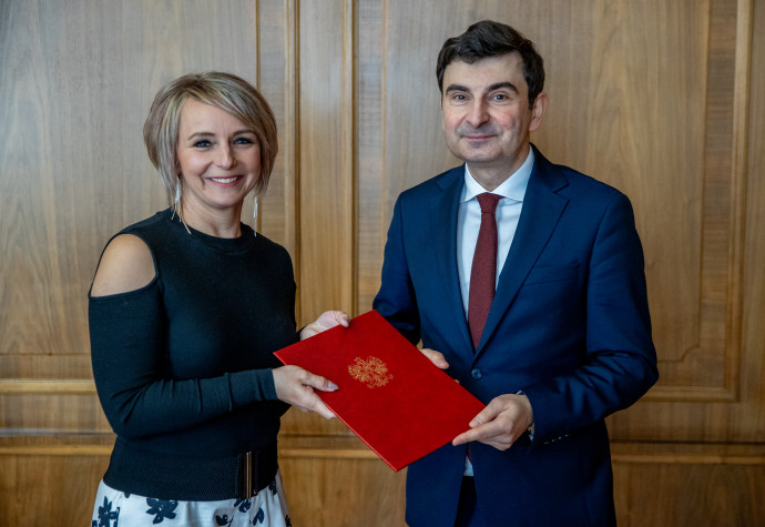 Wojewoda Marek Wójcik wręcza akt powołania doktor Joannie Fijcik na stanowisko konsultanta wojewódzkiego w dziedzinie pielęgniarstwa psychiatrycznego/foto: ŚUW