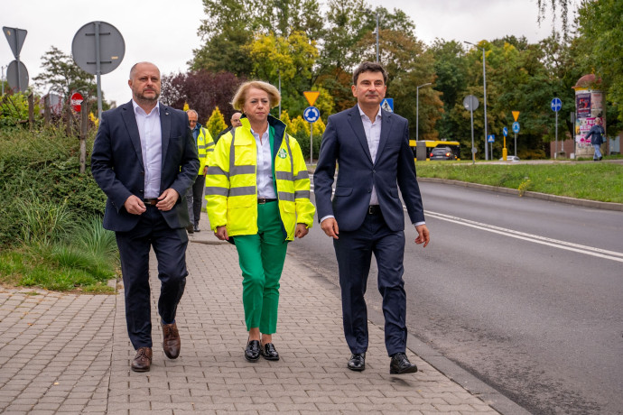 Prezydent Rudy Śląskiej, Prezes firmy i Wojewoda Śląski idą wzdłuż drogi oddanej do remontu.