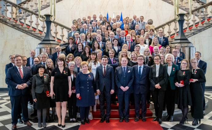 Uczestnicy uroczystości wręczenia odznaczeń państwowych na schodach w Westybulu/foto: ŚUW