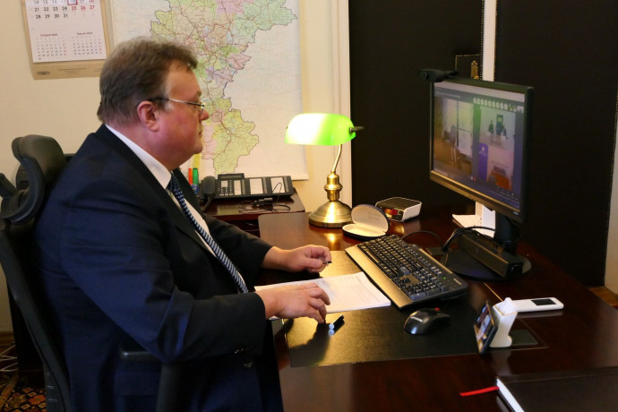 Wicewojewoda śląski Robert Magdziarz w swoim gabinecie, podczas wideokonferencji