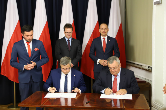 Wojewoda śląski podpisał porozumienie z ministrem infrastruktury ws. połaczeń lokalnych /fot. Min. Infrastruktury/