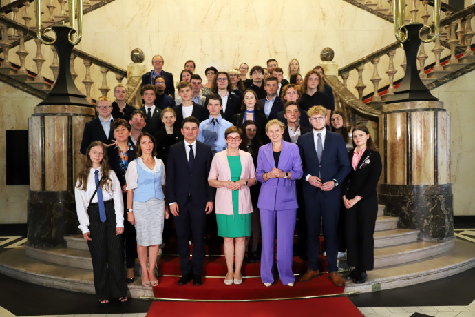 Wspólne zdjęcie z młodzieżowymi radnymi / fot. ŚUW